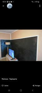 Photo de galerie - Mur sablé noir, avec motif en relief