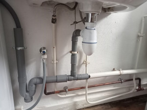 Photo de galerie - Installation évacuation lave linge et lavabo avec pose de siphon. Ajout sur le réseau, d'un robinet d'alimentation pour le lave-linge