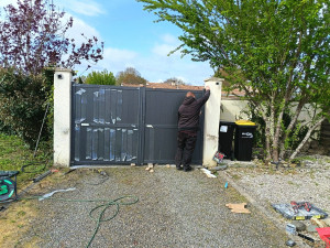 Photo de galerie - à votre service pour l'installation et le changement de portail avec rénovation peinture décapage nettoyage de vos murs façade barrière et terrasse de vos maisons n'hésitez pas à me contacter pour intervention merci.