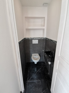 Photo de galerie - Création de un WC suspendu avec carrelage et 2 niches 