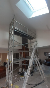 Photo de galerie - Pose une Échafaudage dans un salon a l'intérieur d'une Maison, pour travaux de peinture. 