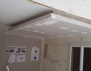Photo de galerie - En plus des travaux du plafond proprement dites, j'ai rajouté un faux plafond pour la haute de la cuisine.