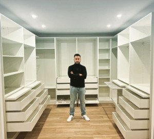 Photo de galerie - Montage d'un dressing personnalisé chez un client content