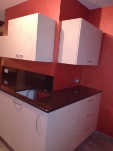 Photo de galerie - Plan de travail en granite du retour avec évier incorporé.