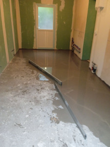 Photo de galerie - Pose reagreage épais histoire de rattrapage le sol de la chambre a droite pour pose parquet PVC surclupser 