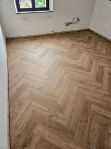 Photo de galerie - Pose bâton rompue d'un parquet stratifié 
pose flottante  