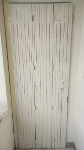 Photo de galerie - Volet en bois avant mise en peinture 