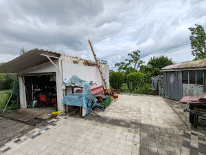 Photo de galerie - Démontage complet d une extension bois tôles vitrage pvc et baie alu, rangement stockage, mise à l abris des objets et meubles conservés, évacuation des déchets, traitement des surfaces. Et nettoyage ( pas encore effectué sur photo). 
