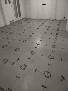 Photo de galerie - Pose de carrelage au sol.