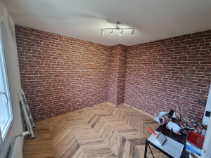 Photo de galerie - Pose tapisserie imitation brique