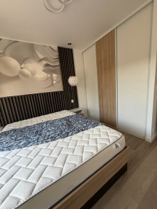 Photo de galerie - Rénovation complète d’une chambre parentale, soit la mise en place d’un décor en tête de lit, réalisation de commode et de cadre de lit pose de suspente ainsi que d’un espace dressing avec trois portes