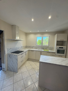 Photo de galerie - Photo après travaux : réfection totale des murs, peinture plafond et murs, changement luminaires avec intégration de spots, électricité complète, plomberie, pose cuisine complète, et agrandissement porte