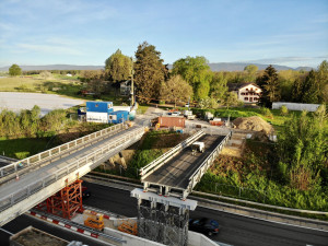 Photo de galerie - Supression de l'ancien pont et pose d'un pont provisoire avan construction d'un nouveau pont d'autoroutes. 