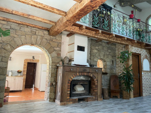 Photo de galerie - Rénovation avec enduit de chaux , mur en pierre , ponçage et traitement des poutres 