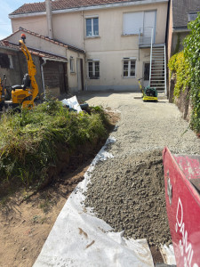 Photo de galerie - Livraison , convoyage de remblais puis mise en place et compactage en accès restreint 