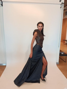 Photo de galerie - Armure en cuir et jupe en denim