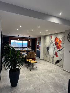 Photo de galerie - Ratissage complet murs et plafond en 2 passes croisées plafonds et murs ainsi que ponçage impression et finition murs et plafonds jusqu’à la pose du papier peint.