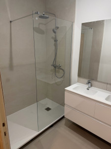 Photo de galerie - Bac à douche, paroi douche, meuble vasque et vasque 