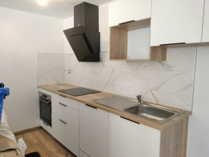 Photo de galerie - Pose de crédence dans une cuisine.