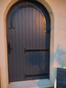 Photo de galerie - Petite rénovation d'une porte d'entrée avec peinture adéquate.