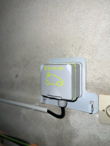 Photo de galerie - Installation de prise Green Up avec coffret modulaire dédiée