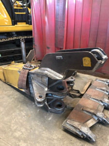 Photo de galerie - Déport de flèche de pelleteuse et lame de godet