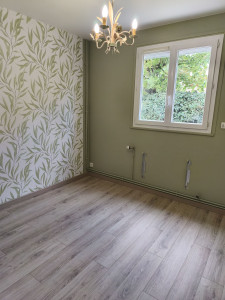 Photo de galerie - Rénovation complète chambre,
peinture, tapisserie, Sol stratifié 