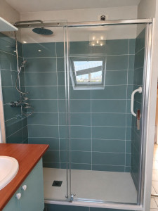Photo de galerie - Rénovation d'une salle de bain (receveur, paroi de douche, colonne de douche et faïence)