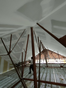 Photo de galerie - Réalisation d'un plafond complexe en placoplâtre avec des angles rentrants et sortants 