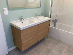 Photo de galerie - Pose et raccordement d’une meuble vasques et d’une paroi de douche.