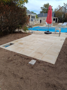 Photo de galerie - Préparation dallage et installation d'un cabanon 