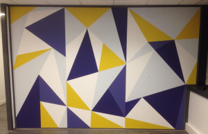 Photo de galerie - Création d'un mur géométrique dans une salle de pause.