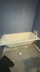Photo de galerie - Nouvelle installation de baignoire ? Création des arrivées d’eau, réalisation d’une nouvelle vidange et mise en place de la baignoire. Un chantier propre et prêt à recevoir les finitions.