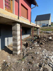 Photo de galerie - Demolition d’une escalier 9 marches , fondation pour deux piliers béton pour soutenir la dalle 