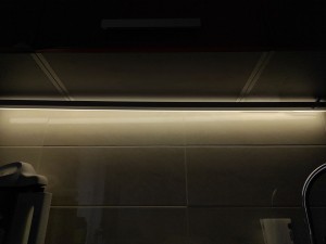 Photo de galerie - Pose néon led sous meuble de cuisine choix du client exposé face au mur