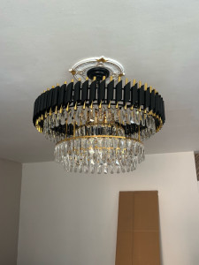 Photo de galerie - Installation de la lustre 