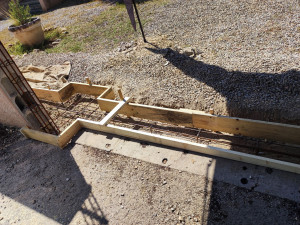 Photo de galerie - Réalisation d'un seuil de portail en béton armé, avec ses piliers.