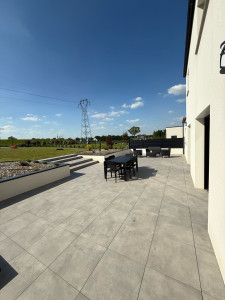 Photo de galerie - Carrelage céramique grey sur plots 