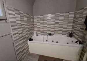 Photo de galerie - Pause baignoire balnéo,faience, parquet flottant 