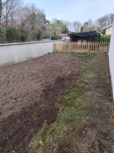 Photo de galerie - Préparation de jardin en labourant manuellement 