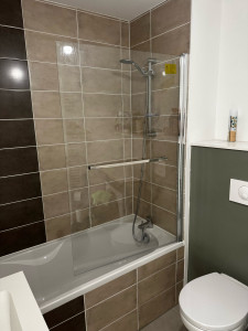 Photo de galerie - Pose parois de baignoire 