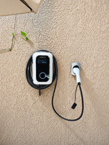 Photo de galerie - Une nouvelle installation réalisée avec soin par 2GELEC Cette borne de recharge allie : Design moderne et discret Recharge rapide et sécurisée Installation conforme aux normes en vigueur Solution idéale pour recharger votre véhicule électrique à domicile