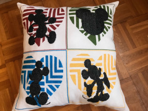 Photo de galerie - Coussin brodé à la main, point de croix