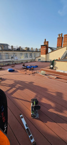 Photo de galerie - Réalisation d'une terrasse en matériaux synthétique sur les toits bordelais. 