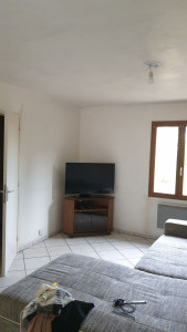 Photo de galerie - Coin salon propre et assaini, meubles remis en place.