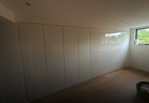 Photo de galerie - Les armoires Ikea transformées en placards encastrés