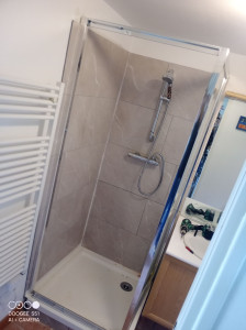 Photo de galerie - Pose d'un receveur de douche, colonne de douche et parois avec revêtement mural Type PVC.