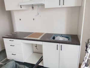 Photo de galerie - Montage d'une cuisine en kit.