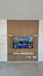 Photo de galerie - Mur Tv avec Panneaux Tasseaux et étagères mural .