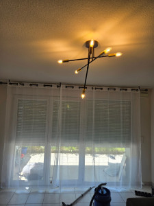 Photo de galerie - Installation d'une tringle à rideaux (baie vitrée de 3,20 m) et d'un lustre. 